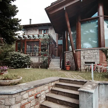 Cliffside Retreat * Pávliani