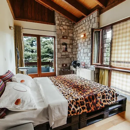 Cliffside Retreat * Pávliani